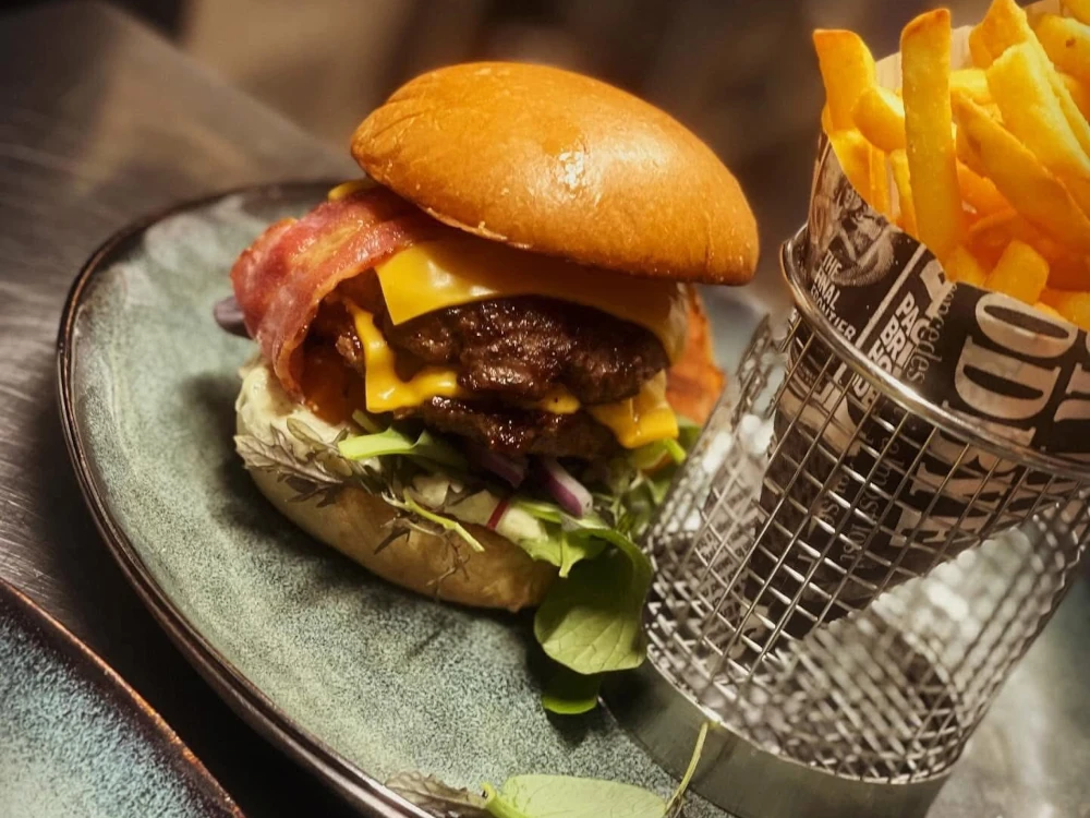 Trädgårdens högrevsburgare med lagrad ost och pommes frites