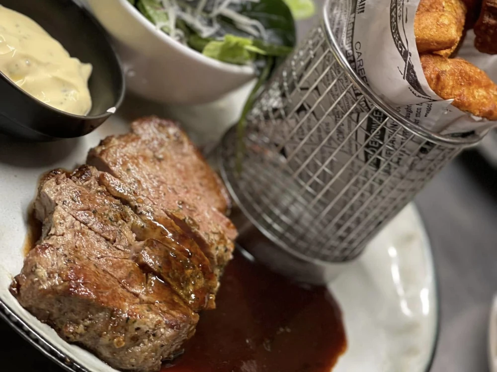 Grillad entrecôte med rödvinssås och säsongens grönsaker