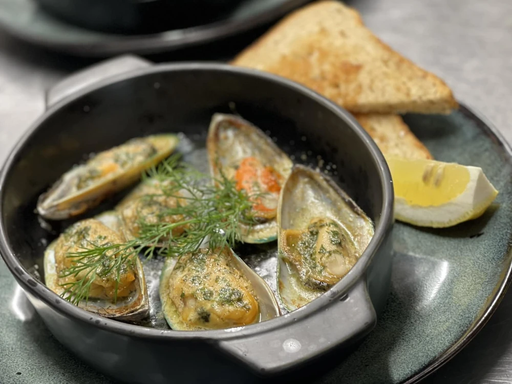 Vitvinskokta musslor med grädde, vitlök och persilja