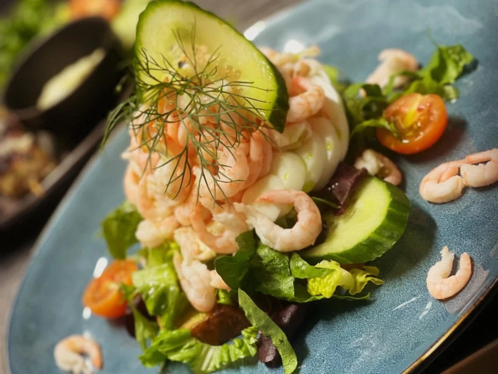 Klassisk räkmacka med handskalade räkor på hembakat bröd