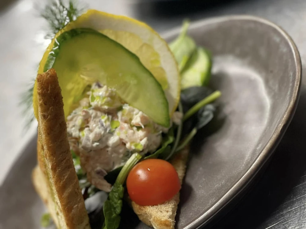 Toast Skagen med handskalade räkor, majonnäs, dill och löjrom